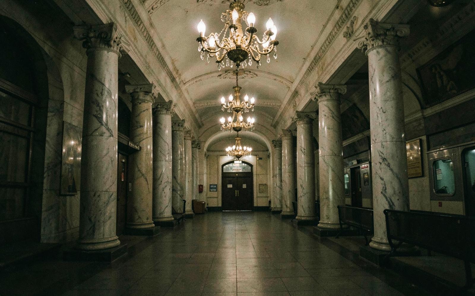 Estación de metro soviética con columnas de mármol
